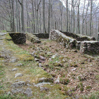 Die ausgegrabenen Fundamente der Burg.