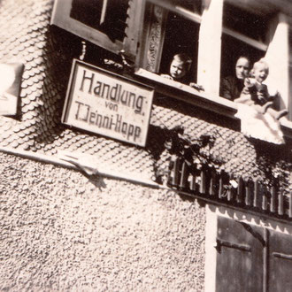 Handlung Jenni unterhalb Bären mit Anna Jenny-Knobel, Ruedi Knobel und deren Mutter (ca. 1940)