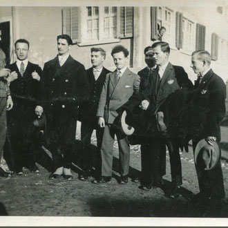 Männerchor Sool, ca. 1930, ganz rechts: Andres Zimmermann, daneben Kaspar Zimmermann, dahinter evtl. Hans Jenny(-Bäbler). Vorne links: Thomas Juon, wirtete zusammen mit Frau Gallati im Bären.