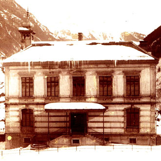 Schulhaus mit Zwiebeltürmchen, zVg von Familie Andres Dürst
