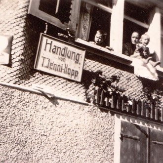Im Fenster, von links, Ruedi Knobel, Anni (Jenny-)Knobel mit Mutter
