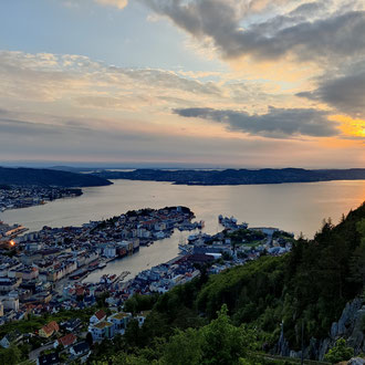 Ausblick auf Bergen vom Stadtberg Fløyen am Abend