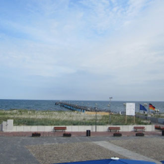 Blick vom Hotel Ostseewoge auf die Seebrücke, Graal - Müritz, Ostsee
