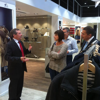 Superbe boutique de l'usine, ouverte cet été, avec le nouveau maire de Sain-James, Nathalie Panassié