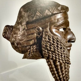 Ilias (*ca. 4000 v. Chr.) stammt aus dem alten Mesopotamien. Gerüchten zufolge soll er früher ein "Drache" gewesen sein. [Kupferkopf aus Ninive]