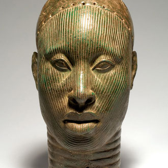 Amara (*vor ca. 60.000 Jahren). Atufa und Amara gehören zu den ältesten Menschen, de überhaupt auf der Erde leben. Im ersten Buch haben sie nur einen kurzen Gastauftritt. [Bronzeskulptur der Yoruba, Ife]