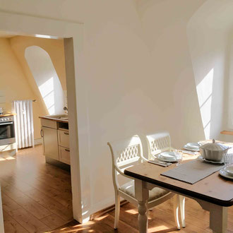 Der Essbereich mit Durchgang in die Küche.