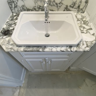 salle de bain marbre Arabescato veiné gris 