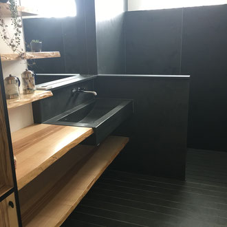 Sol de salle de bain en barrettes d'ardoise noire