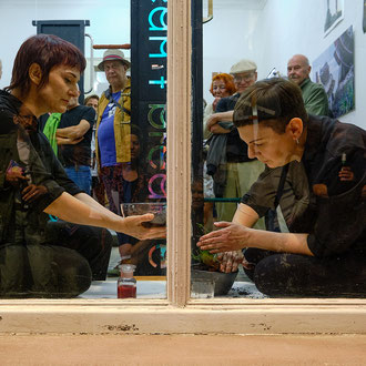 Matriotismus /Matriotism, Performance Yvy Heussler + Gabrielle Zimmermann, Oberwelt e.V. Stuttgart, 2025. Photo: Oliver Herrmann