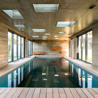 CREATION-D-UNE-PISCINE-CONTEMPORAINE-EN-BETON---ASNIERE-SUR-SEINE---HAUTS-DE-SEINE_BETON-BRUT-APPARENT-BANCHE---FOND-MOBILE---BRUTALISM