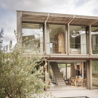 MAISON EN BETON ET VERRE CONTEMPORAINE EN HUT DE SEINE