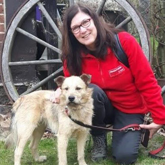 Petra Zoch - Petra fährt regelmässig in unser Tierheim in Tamaseu um dort zu helfen. Auch bei der Vermittlung hilft sie mit.