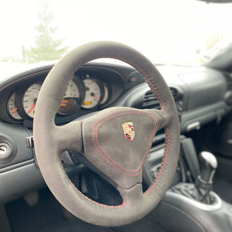 Volant Porsche 996 Turbo, Alcantara noir, point de croix, fil rouge, épaississement de la jante en IV3 Aéro, gainage de la partie Airbag