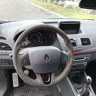 Volant Renault Megane RS alcantara noir, point losange, fil rouge