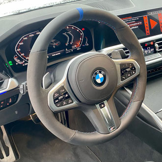 Volant BMW M340i Alcantara noir, cuir nappa lisse noir, bande de rappel cuir grainé bleu, point M
