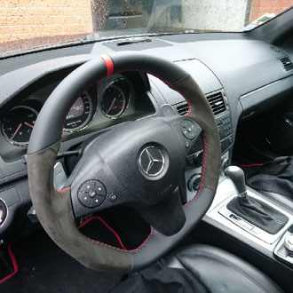 Volant Mercedes C63 AMG en cuir nappa lisse noir, Alcantara noir, bande rappel cuir nappa lisse rouge à 12h, point de croix