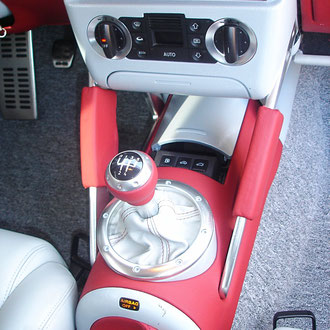 Pommeau levier de vitesse, soufflet et frein à main, cuirs gris et rouge coutures ton sur ton Audi TT MK1 