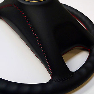 Détail volant cuir nappa noir coutures rouges VW Golf 1 GTI, points simples