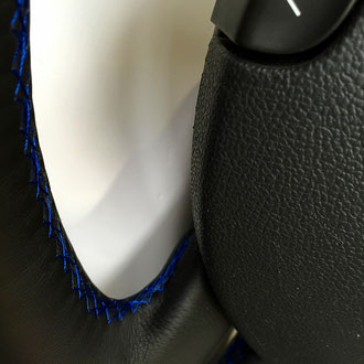 Détail volant Renault Clio 3 RS cuir nappa noir lisse, coutures bleues