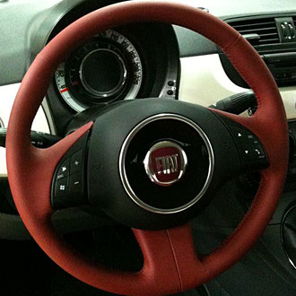 Volant Fiat 500 cuir nappa rouge lisse, coutures rouges, point de croix