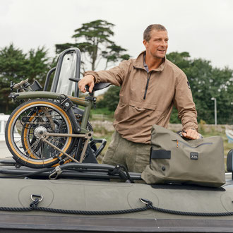 Bear Grylls nutzt sein Faltrad sowohl für den Alltag auf seinem Londoner Hausboot als auch bei seinen Reisen rund um die Welt