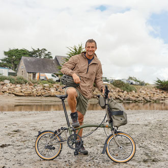 Bear Grylls nutzt sein Faltrad sowohl für den Alltag auf seinem Londoner Hausboot als auch bei seinen Reisen rund um die Welt