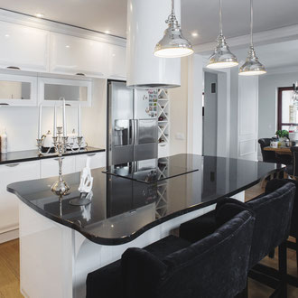 Projekt kuchni glamour w domu jednorodzinnym w Krynicy Zdrój