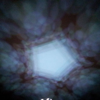 Foto: Dodekaeder als Lichtspiel an der Wand und Decke, platonische Körper, Lichtimpressionen, Energiekörper, Wellnesspyramide
