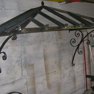 Marquise en aluminium moderne protégeant une entrée de maison à Grenoble.