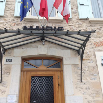 Structure en fer forgé fixée au-dessus d'une porte, marquise vitrée 