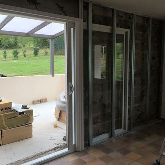 installation d'une porte fenêtre en aluminium sur-mesure fabriqué en France