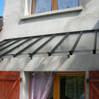 Marquise en aluminium discret et résistant, auvent fixé sur mur clair pour une protection durable
