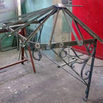 Modèle de marquise en aluminium légère et résistante, installée à Grenoble.