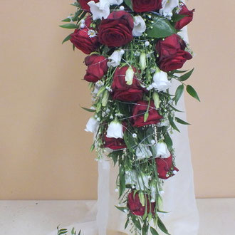 Brautstrauß ca. 200 Euro, Wurfstrauß ca. 40 Euro, Corsage ca. 15 Euro