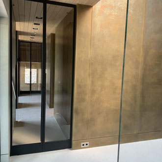 Metall putz gold bronze silber rost küche Keuken wohnen wonen statement charakter interior architektur luxus elegant robust aufzug