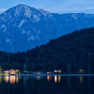 Das Seecafe am Altausseer See mit dem Zinken im Hintergrund