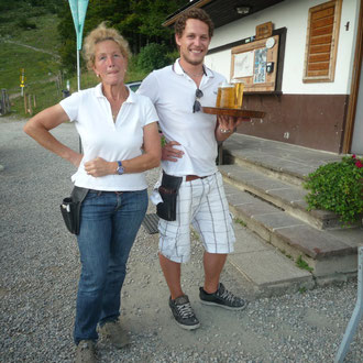 Hüttenwirtin Anni mit Sohn Robert