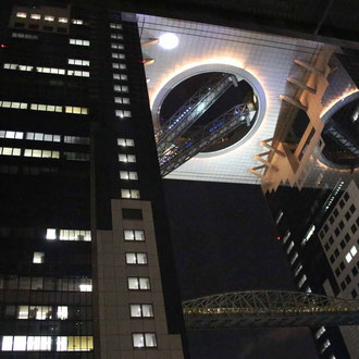 und auf das Umeda Sky Building
