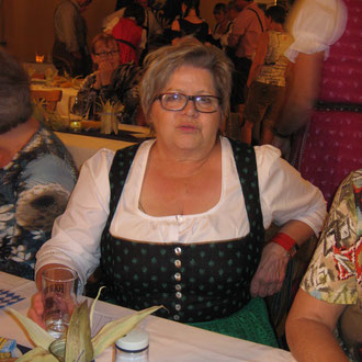 Dekorateurin im Dirndl