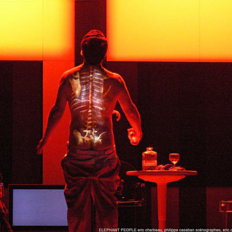 Elephant People (opéra pop) de Daniel Keene musique The Married Monk mise en scène de Renaud Cojo scénographie Eric Charbeau, Philippe Casaban lumières Eric Blosse vidéo Benoît Arène Création: Théâtre National de Bordeaux Aquitaine 