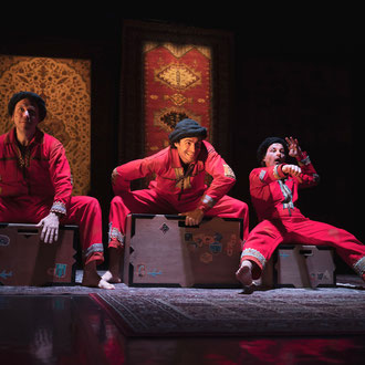 scénographie de Ali-Baba. Spectacle musical jeune public. Conception et mise en scène Stéphane Guignard. Texte Philippe Gauthier. Création: Athénor scène nomade, CNCM - Saint-Nazaire.