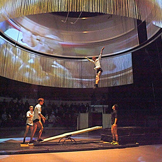 Pulsion Spectacle de fin d'études de le 24eme promotion du Centre National des Arts du Cirque (CNAC).  Chalons en Champagne.     Mise en scène de Laurent Laffargue.   Chorégraphie Andonis Foniadakis. Scénographie Eric Charbeau, Philippe Casaban. 