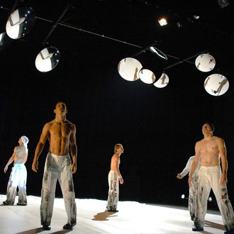 Pièce pour 6 danseurs. Chorégraphie Hamid Ben Mahi. Assistant Hassan Razak. Scénographie Eric Charbeau, Philippe Casaban. Costumes Sabine Alziary. Lumières Antoine Auger. Création: Festival Montpellier Danse 2007.