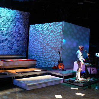 Skaï de Sonia Millot, Vincent Nadal mise en scène de Sonia Millot scénographie Philippe Casaban, Eric Charbeau mise en oeuvre : Erwin Chamard, Sonia Millot, Vincent Nadal, Hervé Rigaud, Eric Charbeau, Philippe Casaban. Création: Le Glob Théâtre, 2012. 