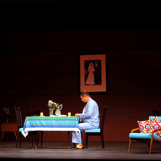 scénographie de Du mariage au divorce   de Georges Feydeau. Mise en scène de Laurent Laffargue. Scénographie Eric Charbeau, Philippe Casaban. Costumes Nathalie Pratts-Berling. Lumières Patrice Trottier. Création: Théâtre de L'Ouest Parisien, Boul