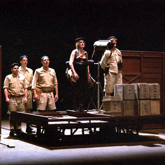 scénographie de Homme pour Homme de Bertold Brecht texte français de Benno Besson mise en scène de Laurent Laffargue scénographie Eric Charbeau, Philippe Casaban. Création: La Coursive Scène Nationale, La Rochelle 