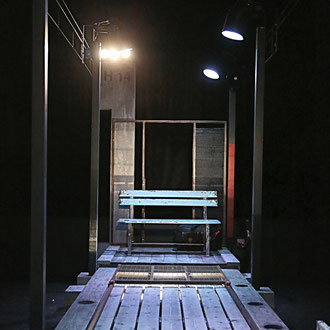 A la renverse   de Karin Serres. Mise en scène de Pascale Daniel-Lacombe. Scénographie Eric Charbeau, Philippe Casaban. Lumières Yvan Labasse. Création sonores Clément Marie Matthieu. Création: l'Agora, Pau-Billère.