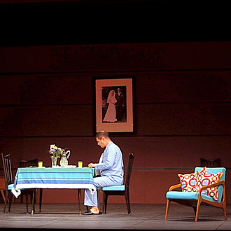 Du mariage au divorce   Quatre pièces en un acte de Georges Feydeau. Mise en scène de L. Laffargue. Scénographie Eric Charbeau, Philippe Casaban. Costumes N.Pratts-Berling. Lumières P. Trottier. Création: Théâtre de L'Ouest Parisien, Boulogne-Billancourt