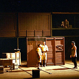 Homme pour Homme de Bertold Brecht texte français de Benno Besson mise en scène de Laurent Laffargue scénographie Eric Charbeau, Philippe Casaban costumes Isabelle Naudon-Gruand lumières Patrice Trottier Création: La Coursive Scène Nationale, La Rochelle 